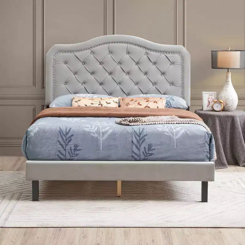 Cama tapizada Okak Queen con cabecero, cama con botones capitoneados y diseño curvo, soporte de listones de madera fuerte, gris