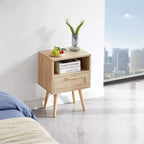 Acekool Mesita de noche moderna de ratán con cajón, mesita de noche de madera natural con carga USB y toma de corriente para dormitorio y sala de estar