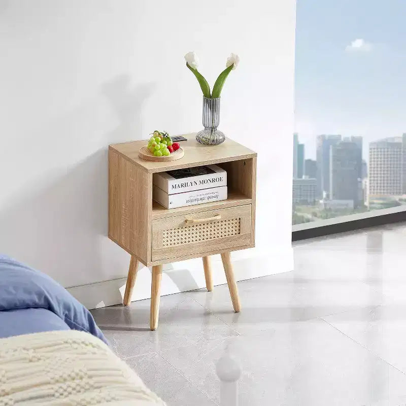 Acekool Mesita de noche moderna de ratán con cajón, mesita de noche de madera natural con carga USB y toma de corriente para dormitorio y sala de estar