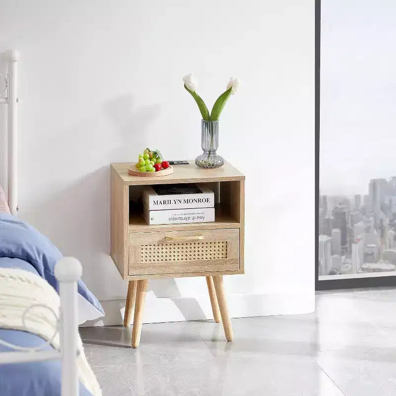 Acekool Mesita de noche moderna de ratán con cajón, mesita de noche de madera natural con carga USB y toma de corriente para dormitorio y sala de estar