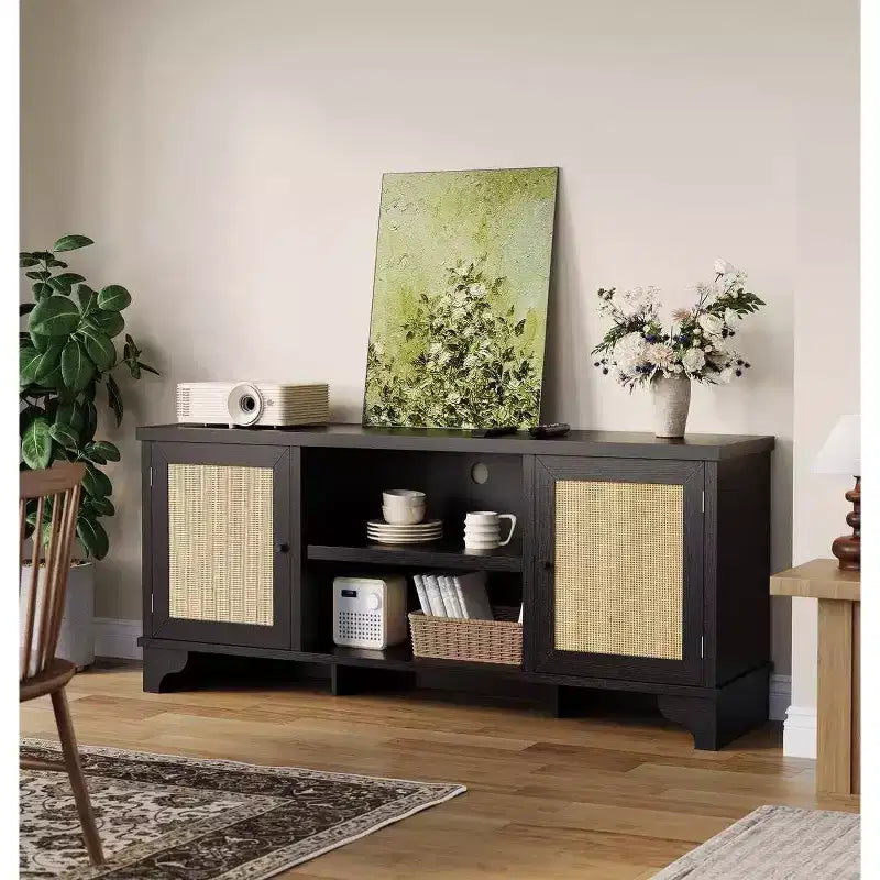 Acekool 61 Mueble para TV estilo rústico para televisores de hasta 65 pulgadas, consola multimedia con puertas de ratán, armarios de almacenamiento y estantes abiertos, centro de entretenimiento