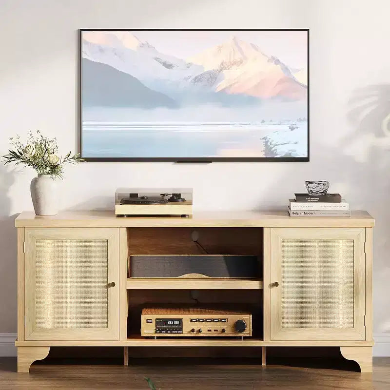 Acekool 61 Mueble para TV estilo rústico para televisores de hasta 65 pulgadas, consola multimedia con puertas de ratán, armarios de almacenamiento y estantes abiertos, centro de entretenimiento