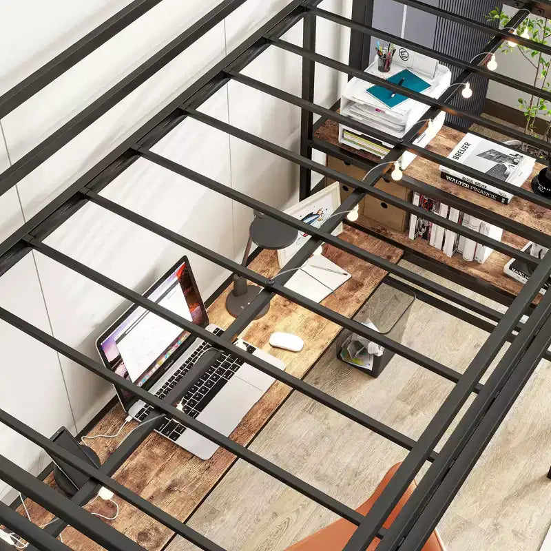 Cama alta doble con escritorio en L, estantes, estación de carga, barandilla de seguridad, escalera, ahorro de espacio, silenciosa, no necesita somier, madera marrón