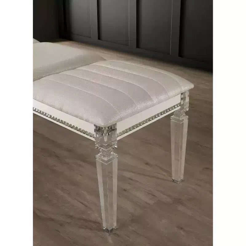 Banco con patas acrílicas Cobblestone, blanco perla - HOMES: Inside + Out: Otomana rectangular tapizada con ribete de tachuelas