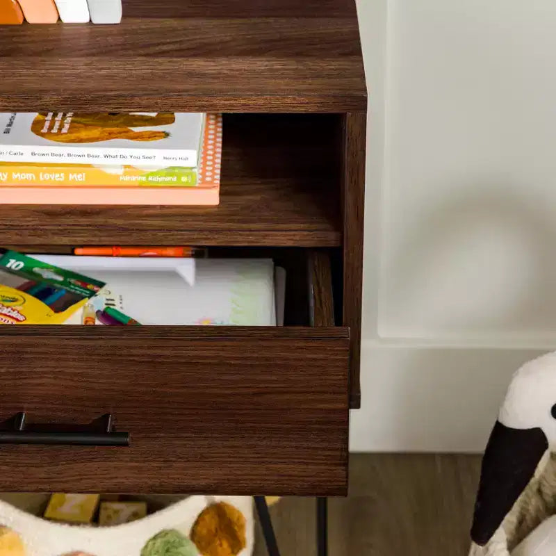 Mesa de noche moderna Amal con un cajón y patas de horquilla