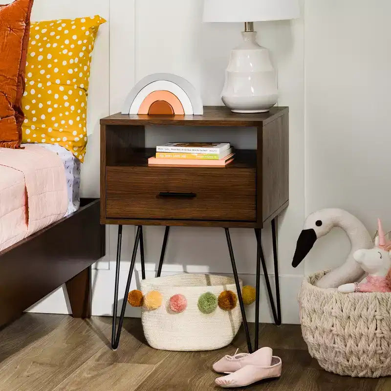 Mesa de noche moderna Amal con un cajón y patas de horquilla
