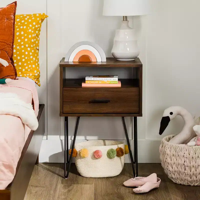 Mesa de noche moderna Amal con un cajón y patas de horquilla