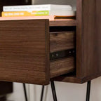 Mesa de noche moderna Amal con un cajón y patas de horquilla