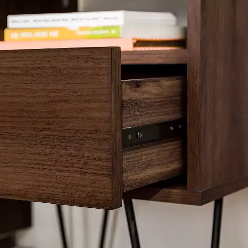 Mesa de noche moderna Amal con un cajón y patas de horquilla